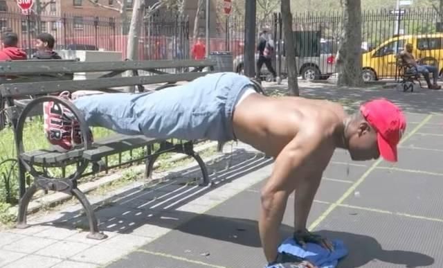 胸部|俯卧撑增加胸部刺激,黑人小伙演示如何练大胸肌?循环训练法则!