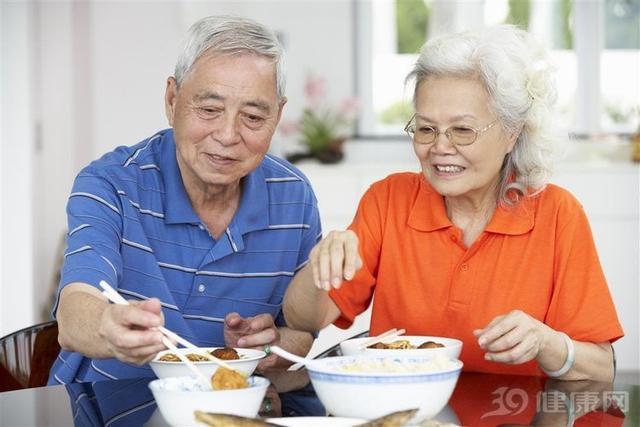 老人|清淡饮食20年，老人吃出一身毛病！医生呼吁老人别再吃太清淡了