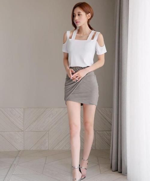  美女模特：流行的T恤衫看，甜美清新的蕾丝花案修饰，浪漫又可人