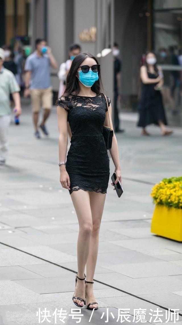 路人街拍,靓女出门化了个漂亮的妆,透出清凉与时尚