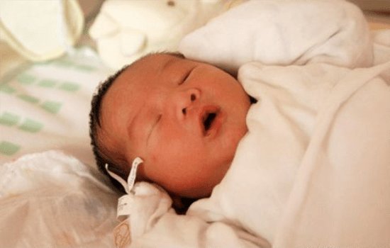 耳垢|一个动作导致2岁孩子听不见,很多家长都做过!