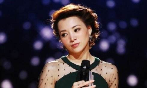 她是央视最美主持人,23年不化妆不恋爱,今46岁仍似少女