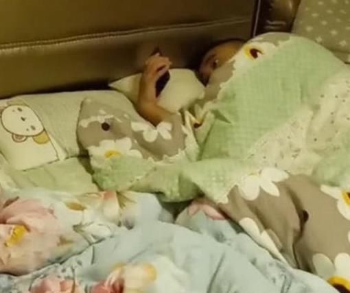 晓云|让奶爸带1岁儿子睡觉,宝妈推门看到眼前画面,直接踹向奶爸