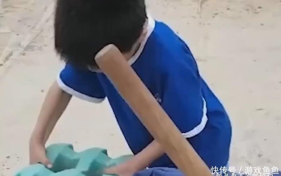 工地|孩子厌学被妈妈送到工地,不料弄巧成拙,工友:娃太懂搬砖了