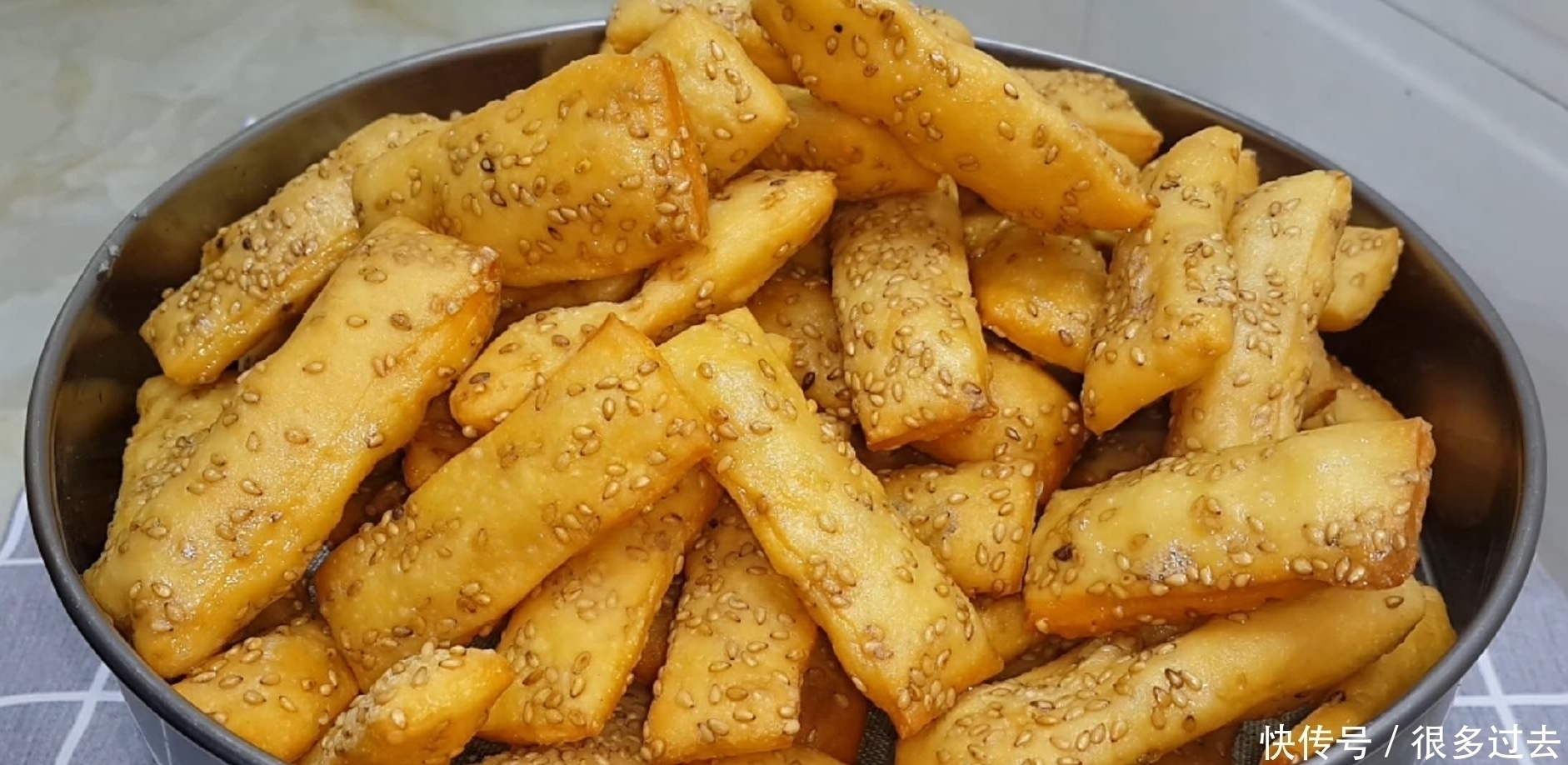 面包|面粉别炸油条了,加3个鸡蛋,个个松软又空心,比麻花面包还好吃