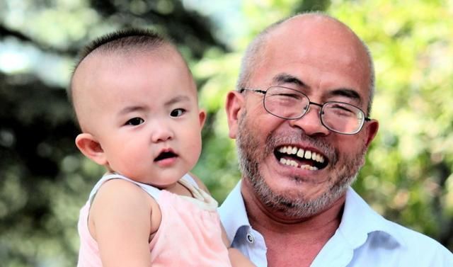 b'别看我,看娃',年轻外婆产房被围观,路人:才生完就溜达了?