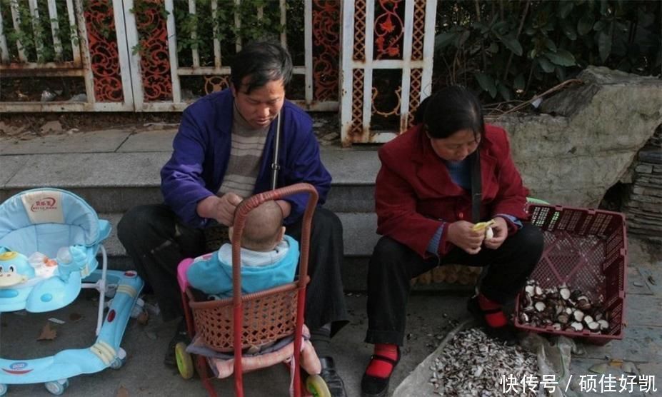 佳佳|为什么奶奶越来越遭嫌弃,姥姥却成为带娃主力军?原因其实很现实