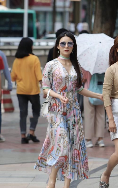 一条优雅的连衣裙,加上一双高跟凉鞋,已经成为了街头的标配