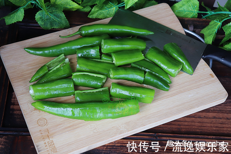 问了大厨才知道，虎皮尖椒多加一味料，外脆内软，鲜香麻辣
