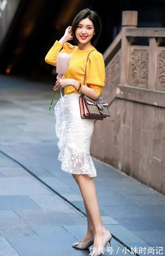 气质|半身裙打造出严谨的职业气质,经典的尖头细跟鞋可以轻松搭配各种职业装,提升职业气质