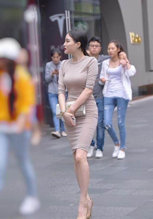 从这身影来判断,阿姨身高167cm,可谓腿精女神吧