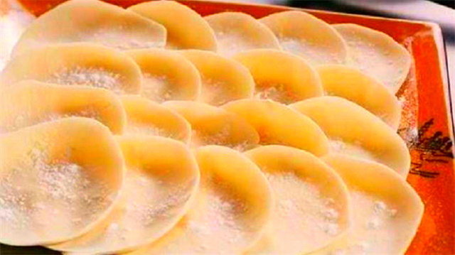 油饼|饺子皮别只会包饺子,试试这种做法,层层松软,出锅后比饺子还香