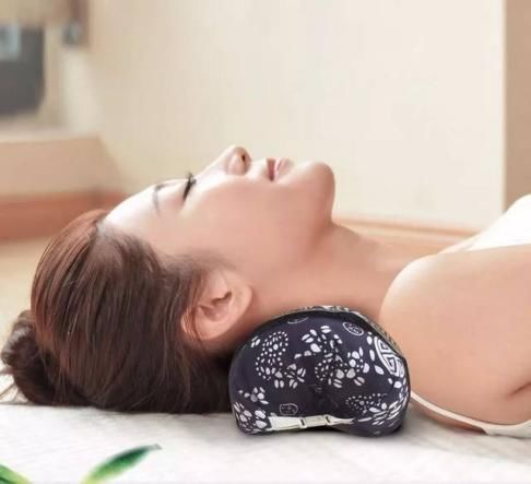 颈椎病|睡觉不用枕头真的对身体好吗？颈椎病患者枕头选择的“3点”建议