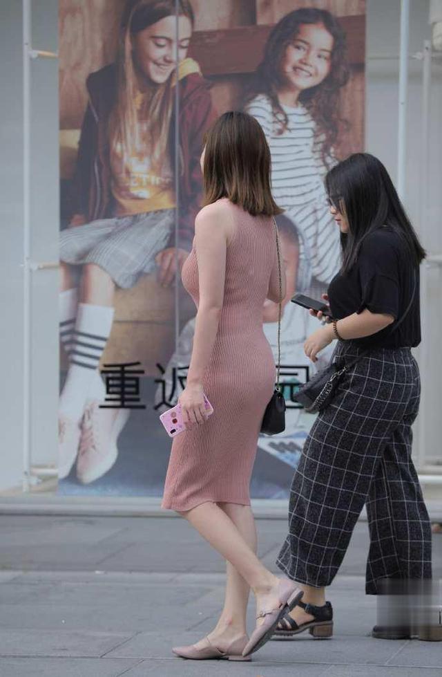 美女|现代女性喜欢轻熟风穿搭，美女造型比较简单，但却充满内涵