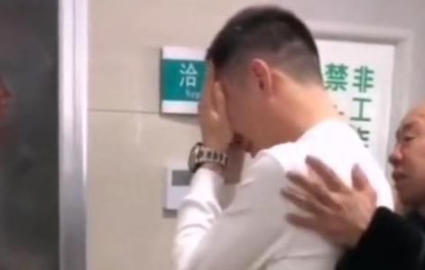 爸爸|22岁准妈妈生孩子,产房外却来了4个爸爸,网友眼泪都快哭干了