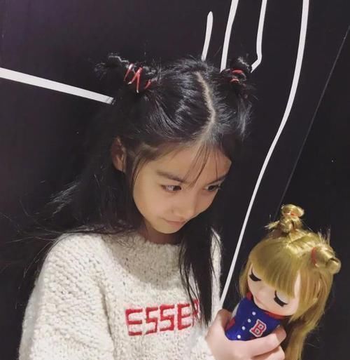 女儿|“偏心”的基因杨云的双胞胎女儿,一个清秀,一个兜齿