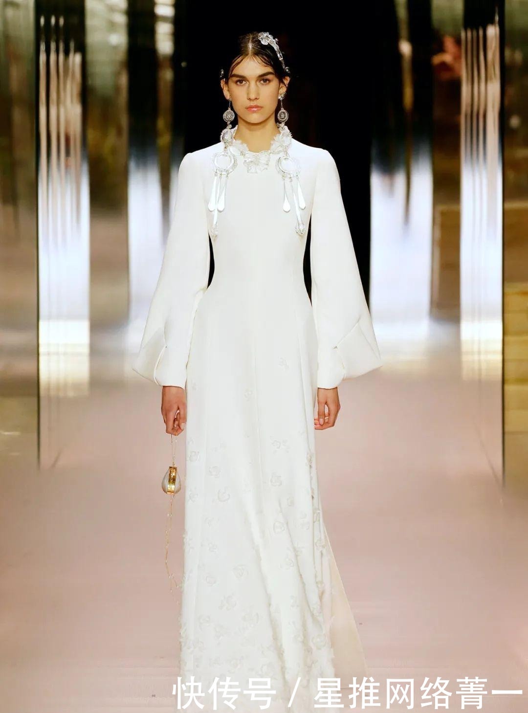 jones|黛米·摩尔走秀的FENDI2021高定秀，她们为艺术站台