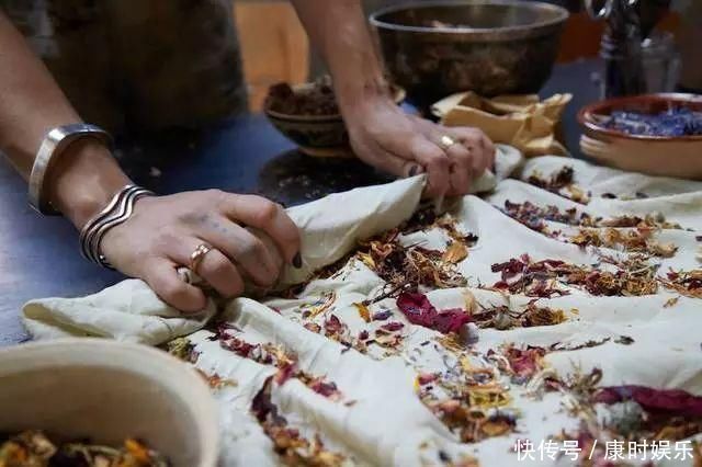 球鞋|球鞋当花瓶,鲜花填充羽绒服时尚界的环保也太香了