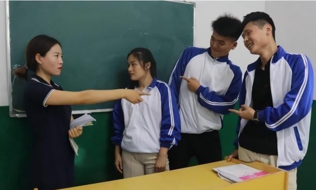 学习方法|班主任是自己亲爸妈什么感觉孩子卷子还没发,我就已经挨打了