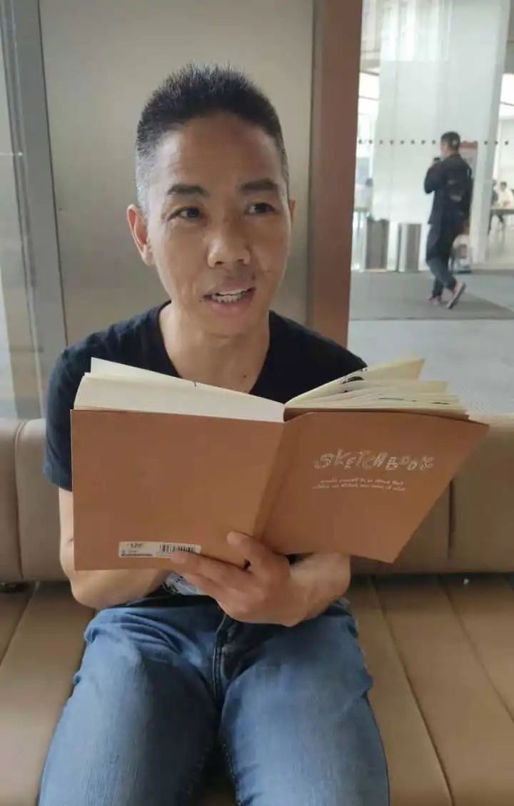 杭州地铁2号线@3年画了12000多幅!地铁早晚高峰上,他画了这些偶遇的人