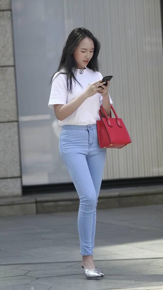 搭配|街拍美女：小姐姐搭配白色T恤展现靓丽气质，举手投足尽显成熟