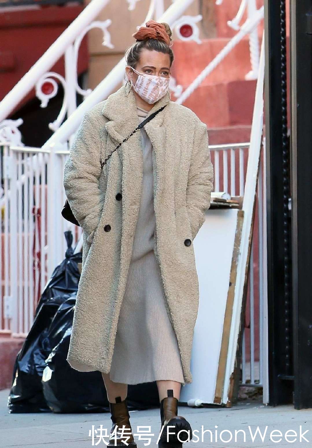  双腿|用机车靴点亮时尚，配上大衣外套，显得双腿更加纤细