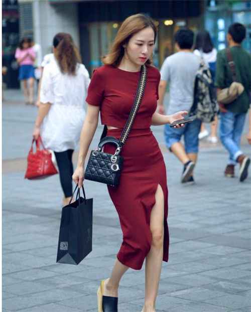 街拍:娇小玲珑的小姐姐,突显优雅气质,艳压群芳