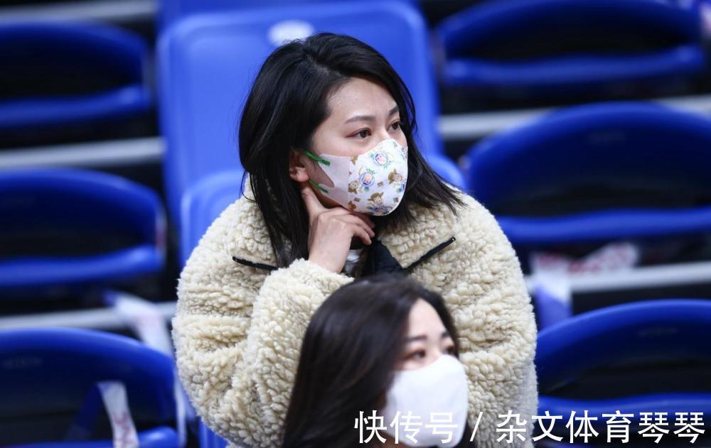 啦啦队|美丽的女球迷,亮相CBA赛场!她们戴着口罩,却更显得活力四射