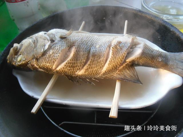 做清蒸鱼时，切记不要用料酒腌制，教你正确做法，鱼肉鲜嫩无腥味
