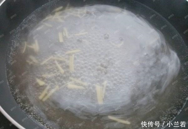 春天这海鲜“白菜价”,2元1斤,比鱼鲜嫩,比虾好吃,出锅后太香