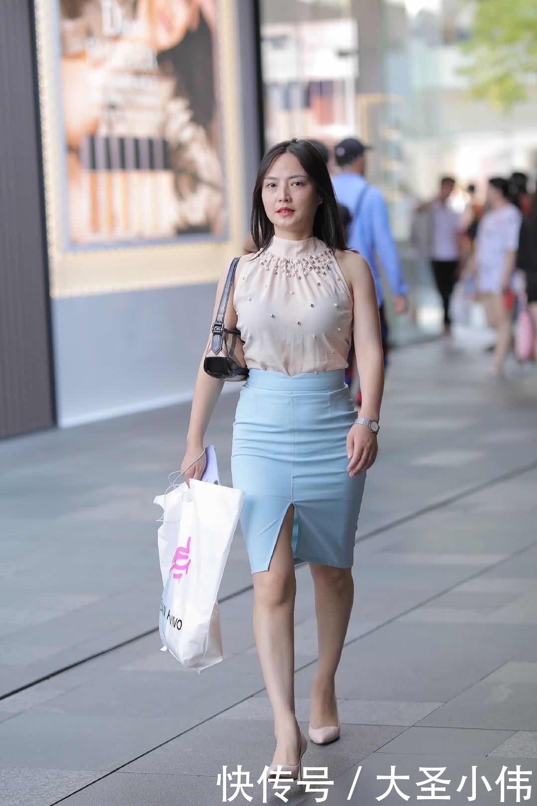 美女街拍丝绸无袖T恤,搭配蓝色裙子,瞬间变得