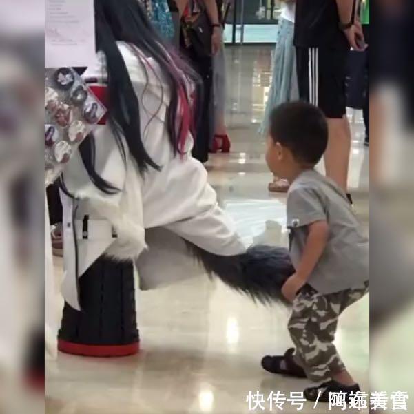 尾巴|孩子逛商场发现小姐姐有条大尾巴,接下来动作让人笑翻,好奇宝宝