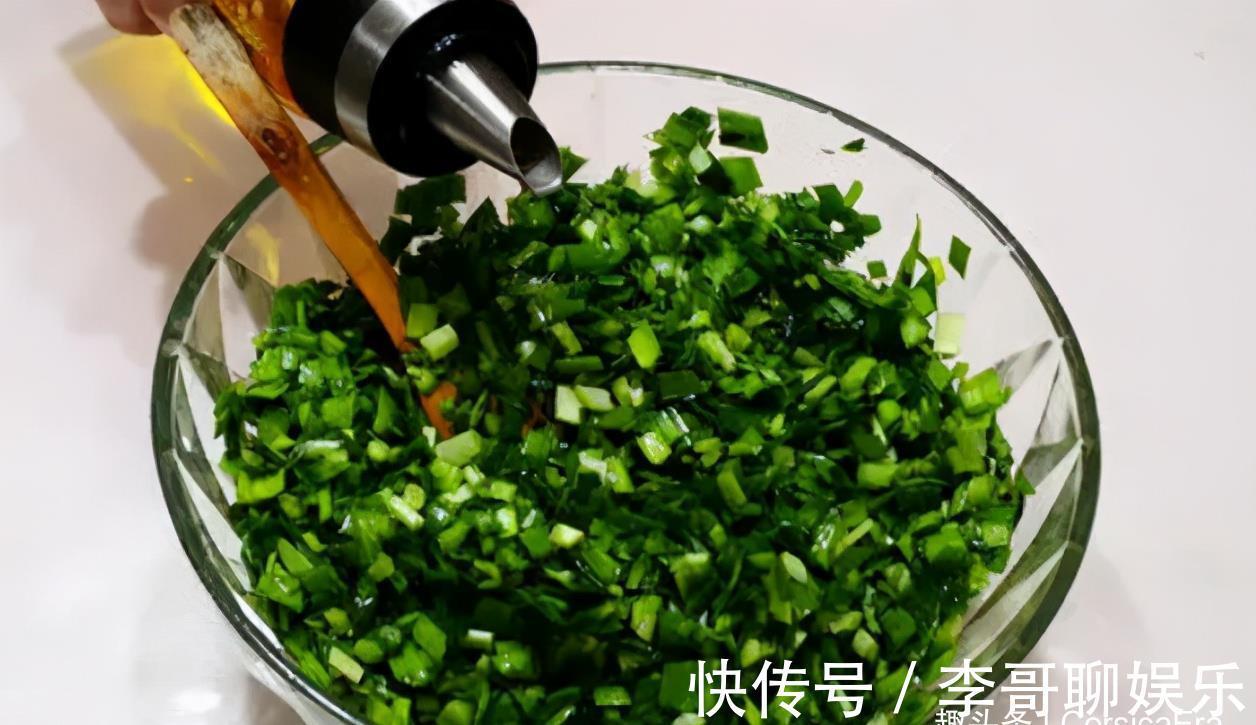 鲜味|调韭菜馅，调料牢记“2放2不放”，韭菜翠绿不出水，鲜味足，好吃