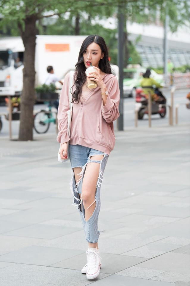 街拍:乌黑长发的小姐姐,一身短小精悍的穿搭前卫感十足