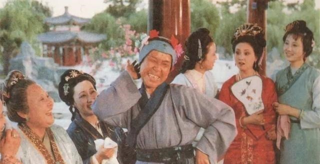 红楼梦&《红楼梦》里,刘姥姥二进荣国府说的“雪下抽柴”的故事有何隐喻!