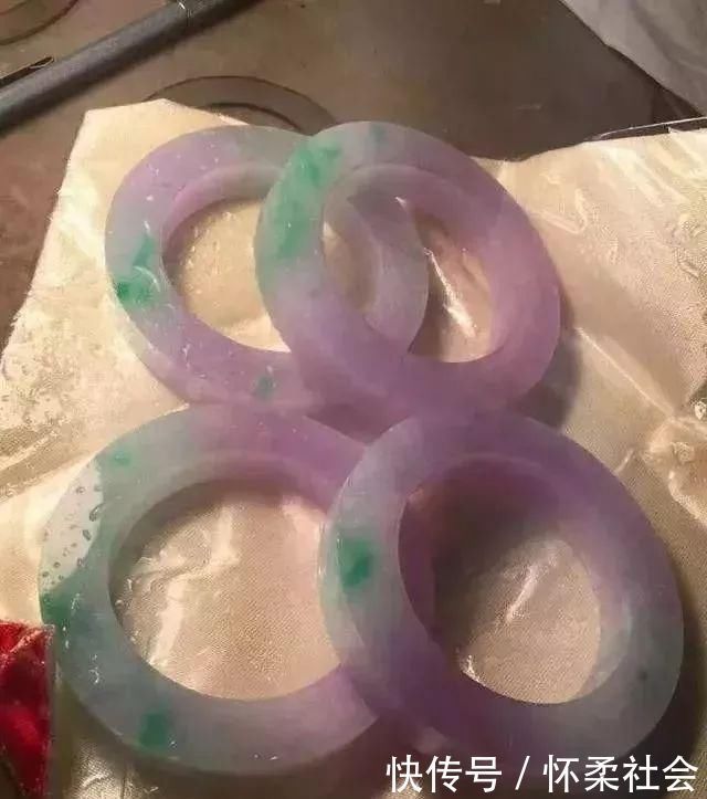 赌石|疯狂赌石,20万入手的木那翡翠原石,一刀切涨近千万