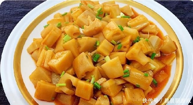 莲藕焯水之后炒一炒,酸甜美味,清脆爽口,是道不错的下饭菜