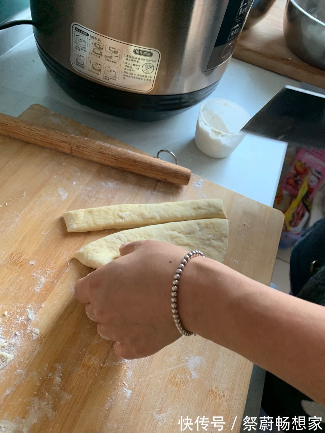 家庭自制油炸甜麻花 蓬松饱满 绵软香甜 好吃到停不下来