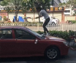 |搞笑GIF:温馨提示:朋友结婚放鞭炮千万别再这样了