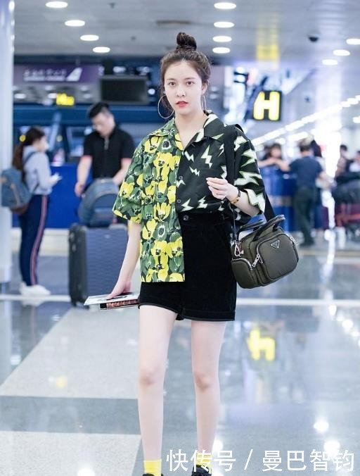 今年火了一种穿法叫“裙子＋老爹鞋”，温柔舒适又减龄，照穿就美