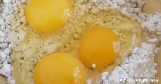 大葱|炸酥肉时加面粉还是加淀粉?都不对,教你地道做法,外脆里嫩!