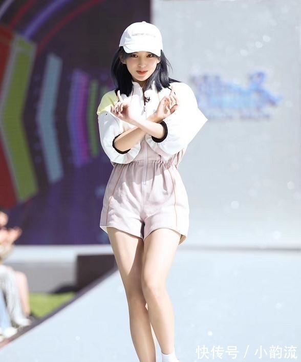 《奔跑吧》终于拿出杀手锏,AngelaBaby肉色连衣裙,直角肩太迷人