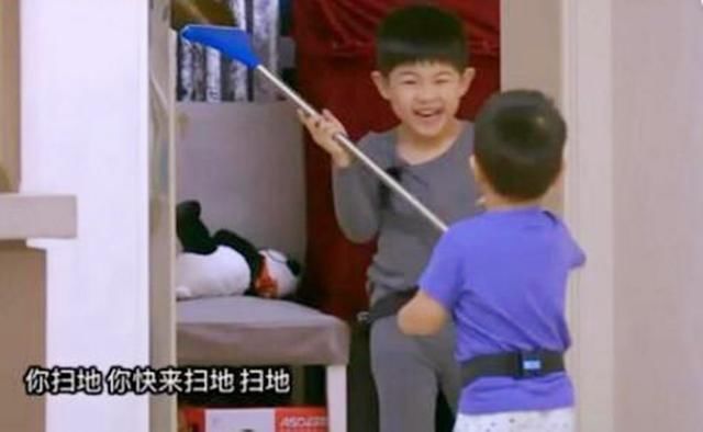 兄妹俩|暑假第一天兄妹俩吵架,妹妹把哥哥堵在卫生间2小时,网友同款