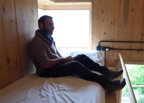 种菜|他用40棵松树,在荒山野林建起小屋,屋顶种菜生活自给自足