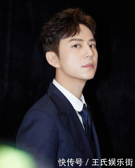 何炅|何炅金鹰奖再现高情商圆场,任达华打翻点心,何老师的反应和修养令人叫绝