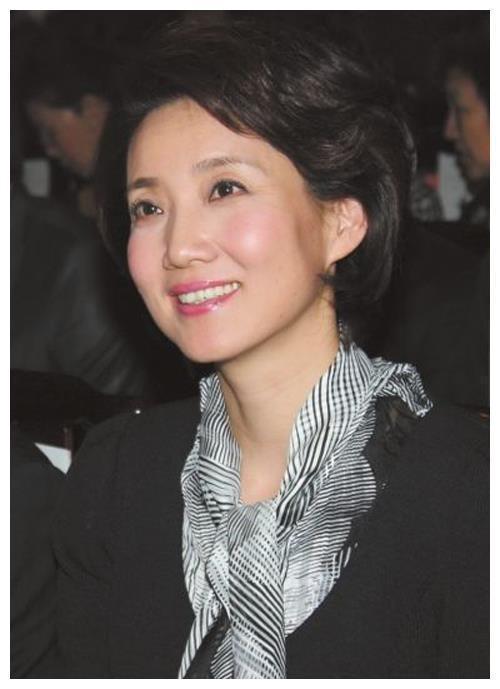 她是前《新闻联播》主持人,主持26年零失误,年过50仍气质优雅!