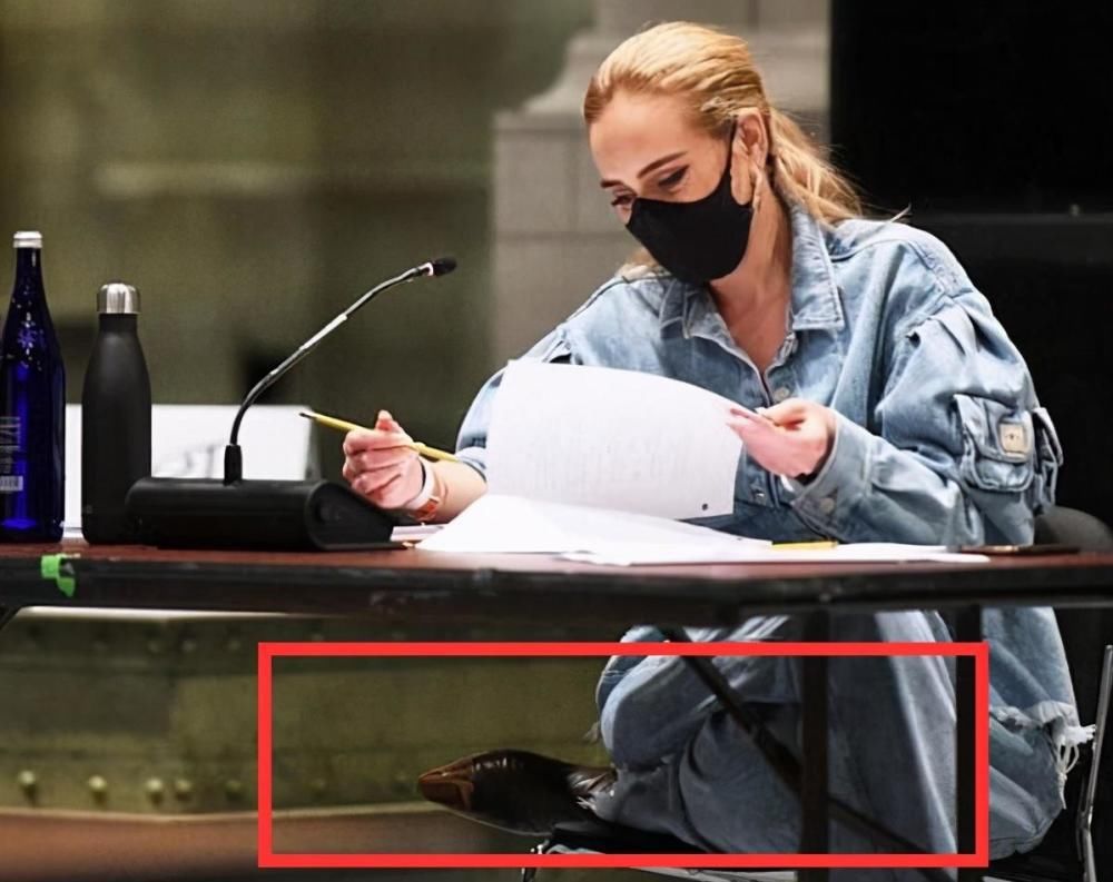  惹眼|英国歌手阿黛尔主持节目，秀美式发音，减重88斤大波浪发型惹眼