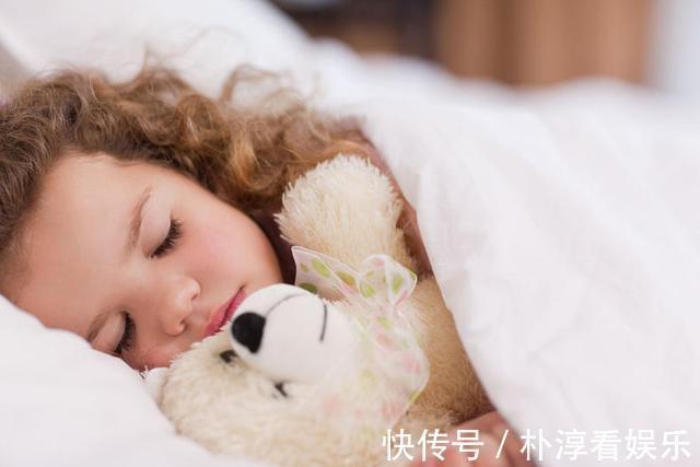 宝妈|2.5米的床一家三口睡,老公还说挤,宝妈半夜一探究竟