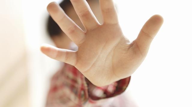 孩子|男童要吃冰淇淋冰死自己,强势不可取,三招教你儿童教育怎么做