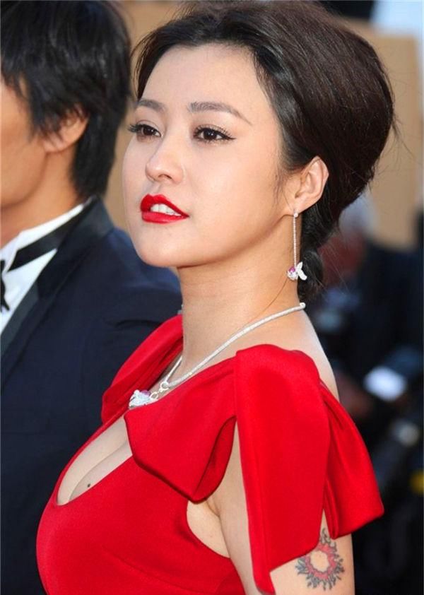 邓超现任妻子与前任比美, 4岁之差,一个美艳少女一个霸气女王